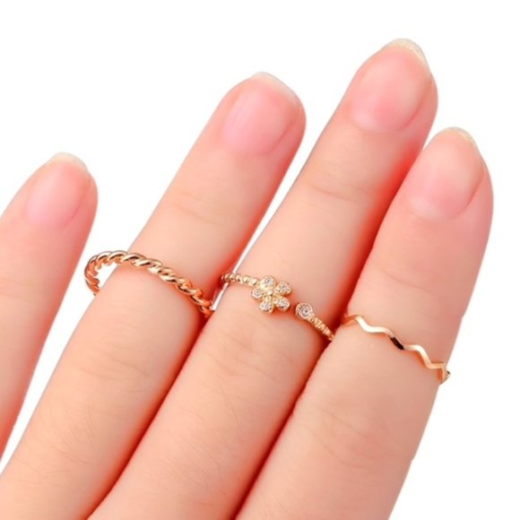 Jewelry - Dainty Textured Gold Spiral Twist Ring